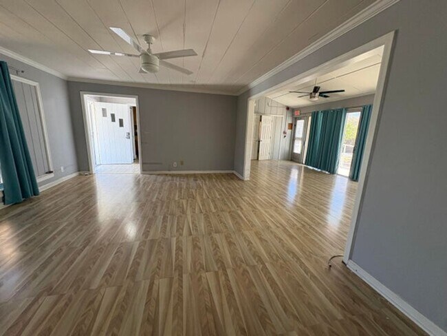 202 Palm Ct