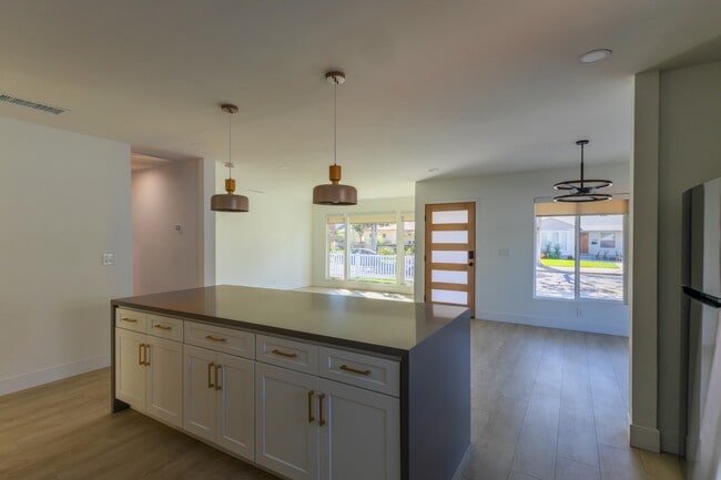 Photo - 17601 Hamlin St