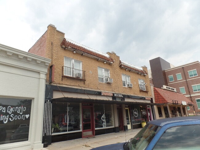 Building Photo - 804 E Main St