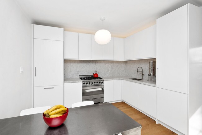 Photo - 60 Plaza St E