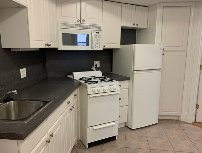 Images are representative samples of the advertised unit. Actual units shown during tours may differ