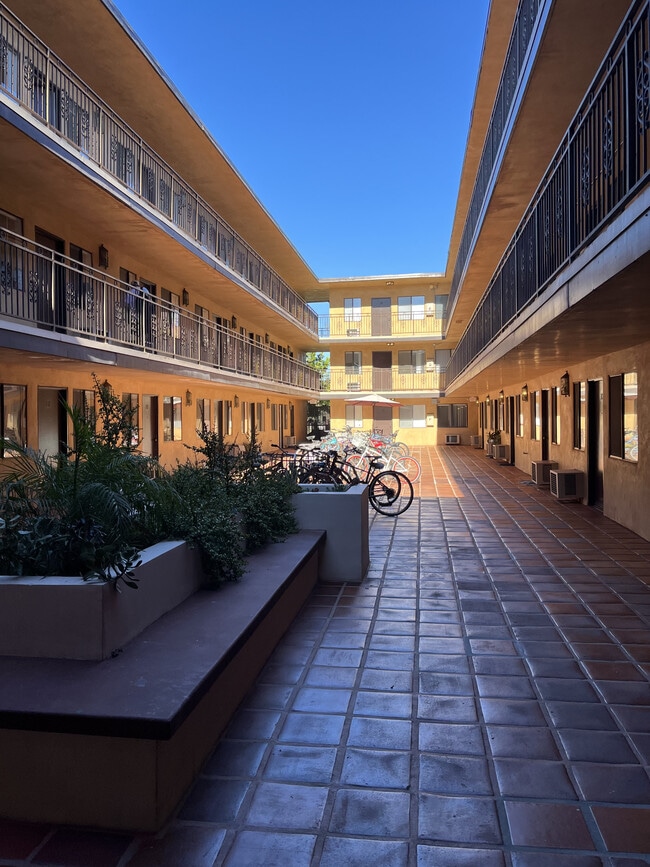 The Courtyard at Terrace - 1286 W Adams Blvd Rental