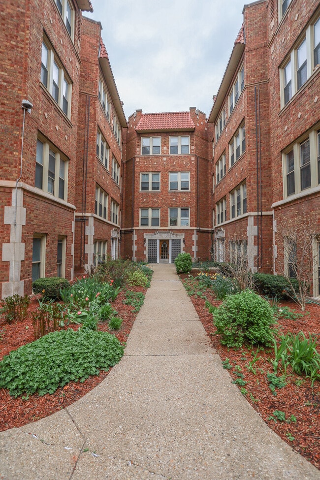 Building Photo - 7665 N Sheridan Rd Unit 2B Rental