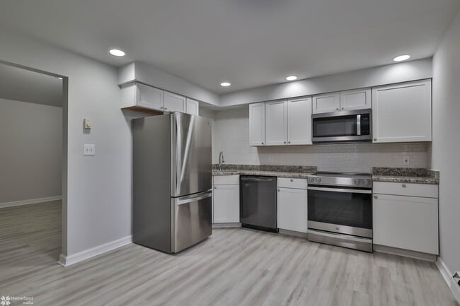 Cocina de un apartamento de dos habitaciones - 353 Broad St Unidad 8