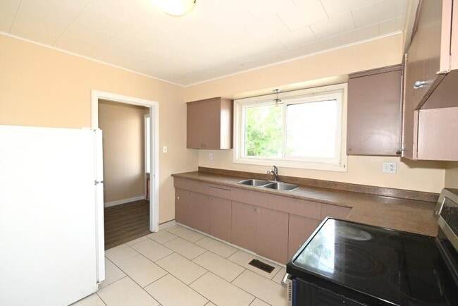 Photo - 3 bedroom in Prince George BC V2M 3B7