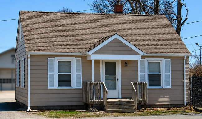Building Photo - 2 Bed 1 Bath Single Family Home
