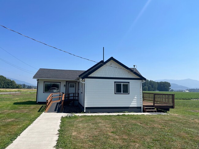 Building Photo - Large 2 bed 1 bath house in the country