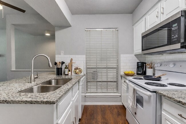 Building Photo - 3140 Devonshire Dr Unit 133