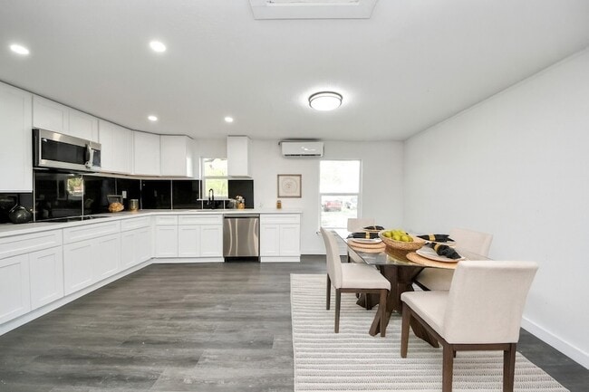 Building Photo - 7640 Broadview Dr