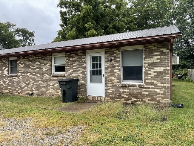 Building Photo - 1741 Newark Rd Rental