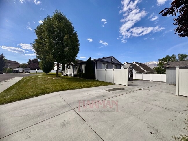 Photo - 863 Artesia Rd