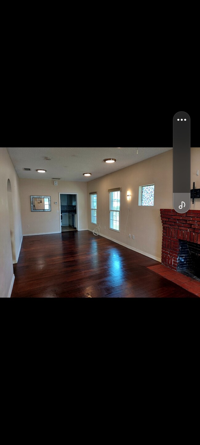 Building Photo - 409 E Cherry St Rental