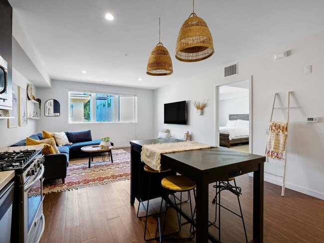 The Metropolitan at Larchmont Village