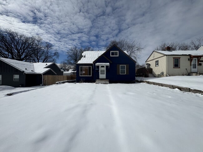 Building Photo - "Charming 3-Bed Haven with Hardwood Floors & Cozy Fireplace in St. Louis Park!"
