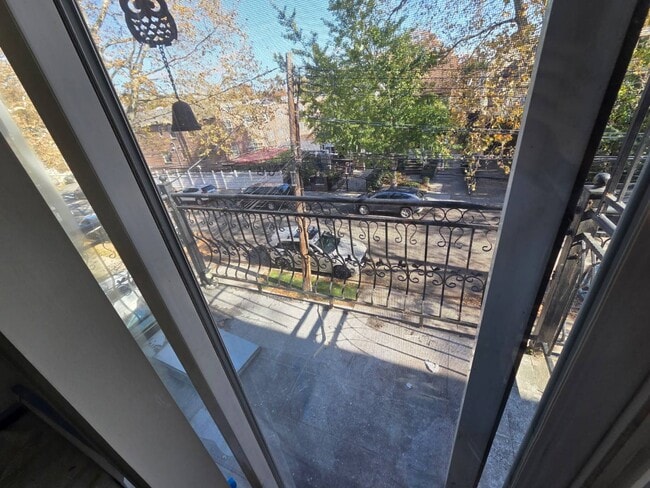 Building Photo - 40-14 194th St Unit 3rd fl