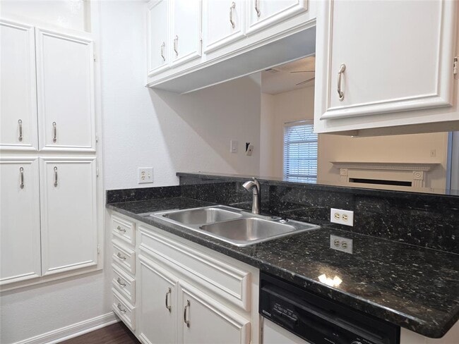 505 W 18th St Unit E