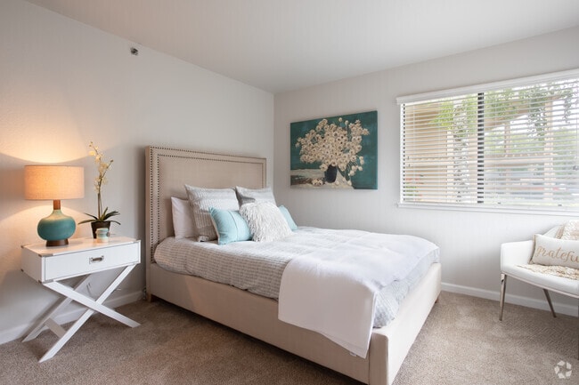 1BR, 1BA - 716 SQFt