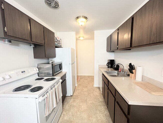 2 Bedroom Kitchen - Williamsburg Square Apartments