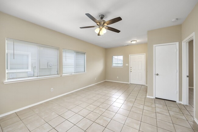 Photo - 6158 Settlers Lake Cir E