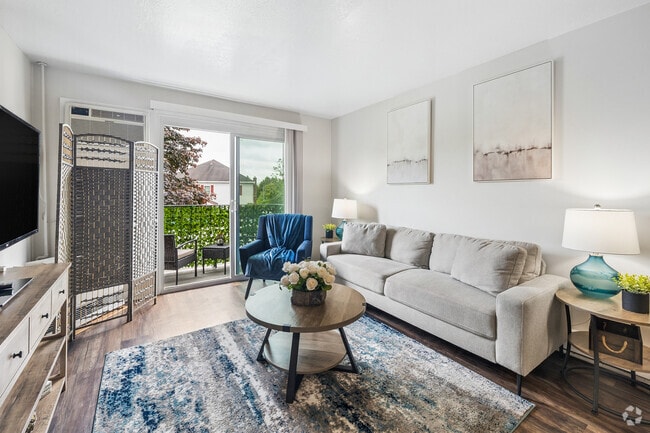 2BR, 1BA - 770SF - Living Room