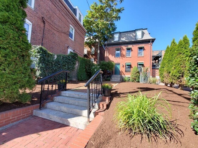 Building Photo - 19 Parker St Unit 1