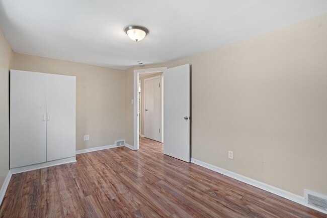 Photo - SCORE 50% OFF 1ST MONTH'S RENT IF SIGNED BY DEC 12! Cozy 3 Bedroom home in McKees Rocks available...