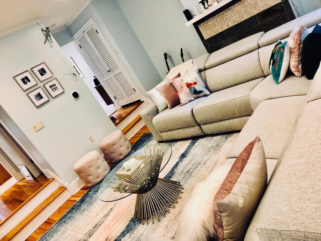 Photo - 6016 Howe St