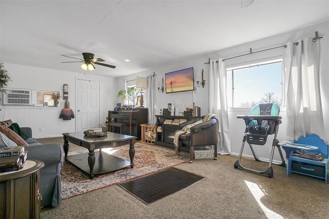 Photo - 419 E 5th St