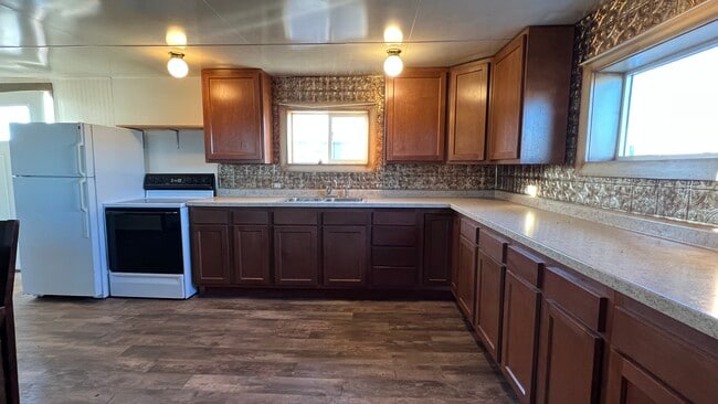 Photo - 106 Main St S Unidad West