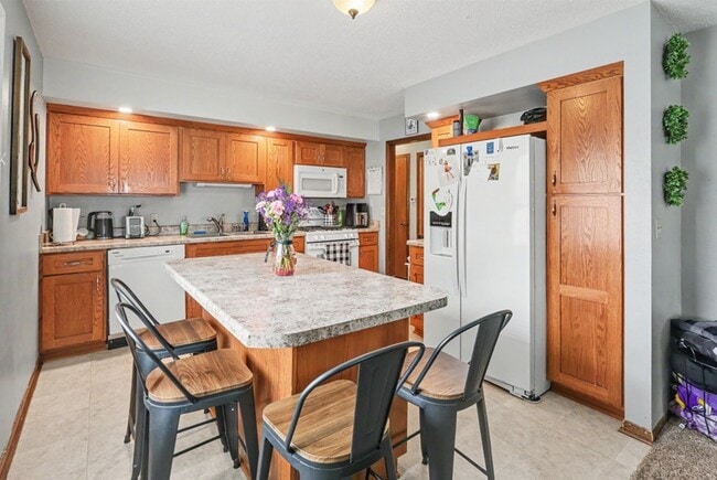 Building Photo - Rent: $1650, Cute 3 Bedroom Home