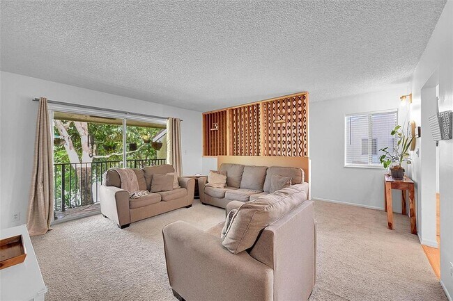 Building Photo - 117 Gardens Dr Unit 204