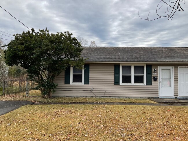 Building Photo - Cute 2 bedroom duplex that is centrally located. Just minutes to area bases, shopping and restaur...