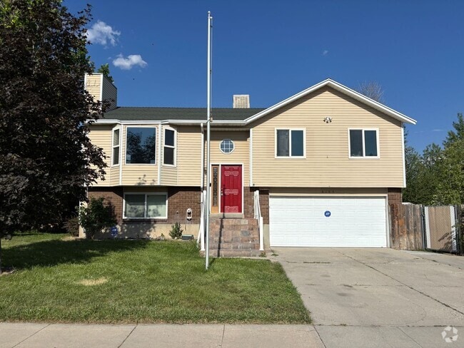 Building Photo - Spacious Split Level in Kearns! Rental