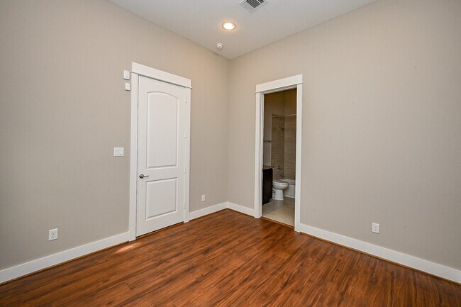 Photo - 955 W 24th St