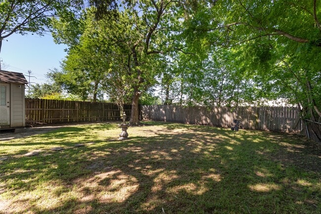 Building Photo - 5808 Community Dr