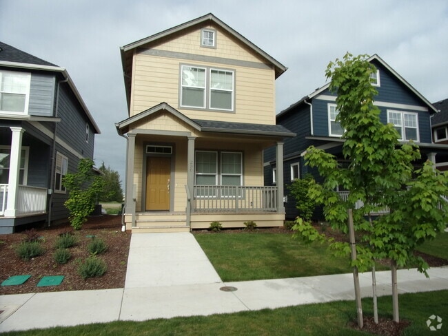 Building Photo - Beautiful Classic Luxury Home