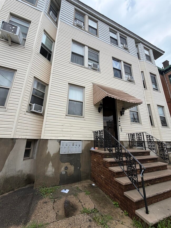 Building Photo - 103-105-105 Devon St Unit 1R