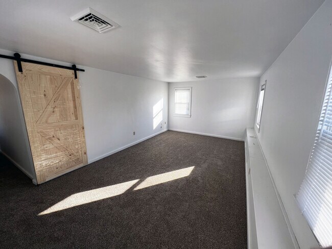 Photo - 302 E Howard St