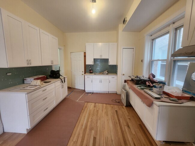 Building Photo - 1420 N Western Ave Unit 2R Rental