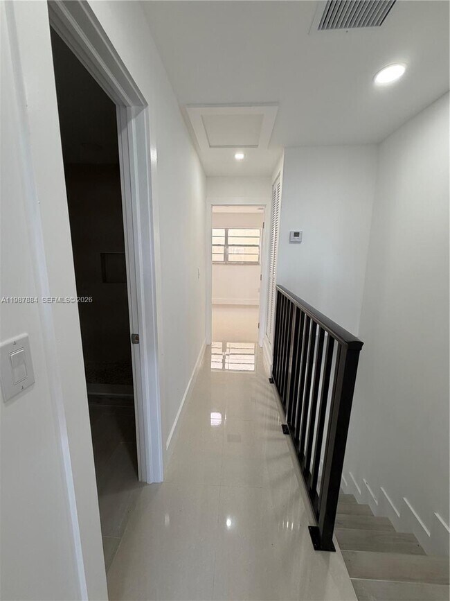 Photo - 1550 W 7th Ct Unit 18