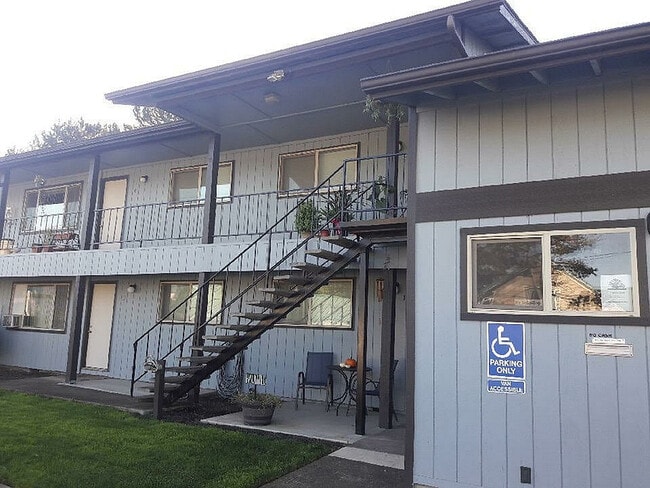 Cottonwood Manor Apartments - Albany OR - Cottonwood Manor