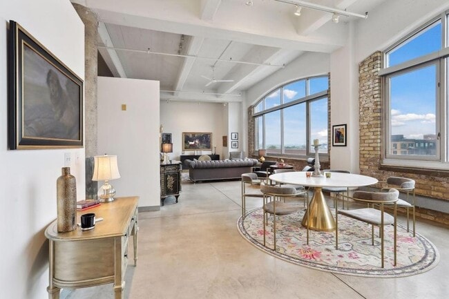 Photo - 700 N Washington Ave