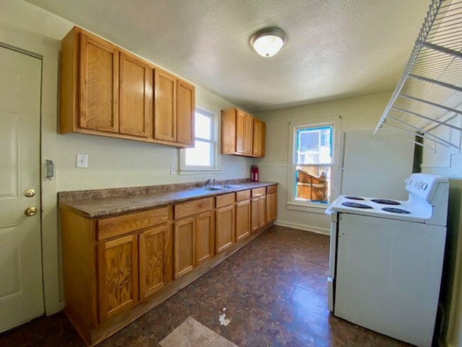 2 Bedroom 1 Bath Upstairs Unit Available i... - 2 Bedroom 1 Bath Upstairs House Unit Available i...