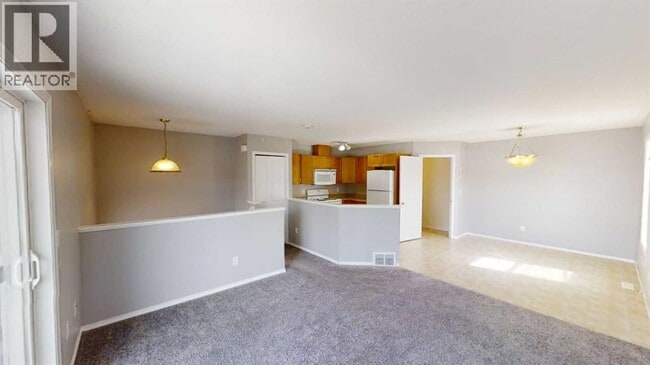 Photo - 9804-9899 99 St