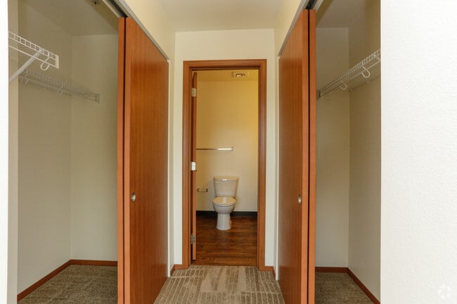 2BR, 2BA - 984 SF