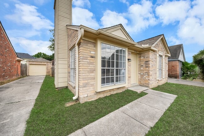 5546 Santrey Dr