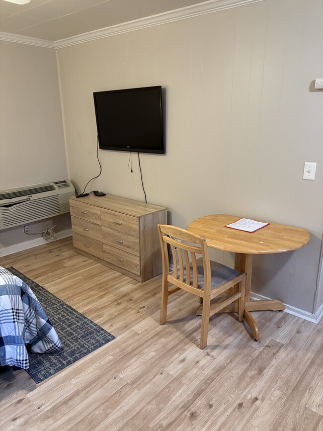 Photo - 1050 E 8th St