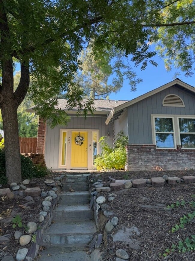 Building Photo - Charming 3 Bedroom + 2 Bathroom Half-Plex Near the American River in Fair Oaks: $2,375.00 + $100.00