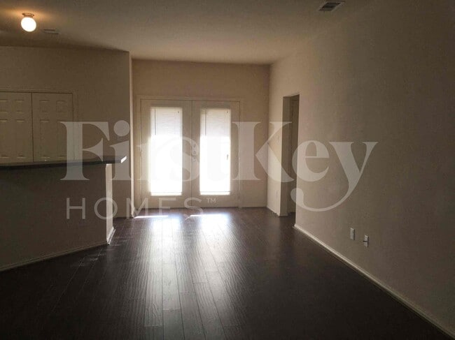 Photo - 611 Hilton Dr