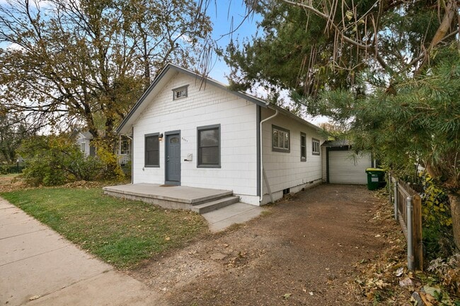 Building Photo - Recently remodeled home with HUGE yard! Garage.